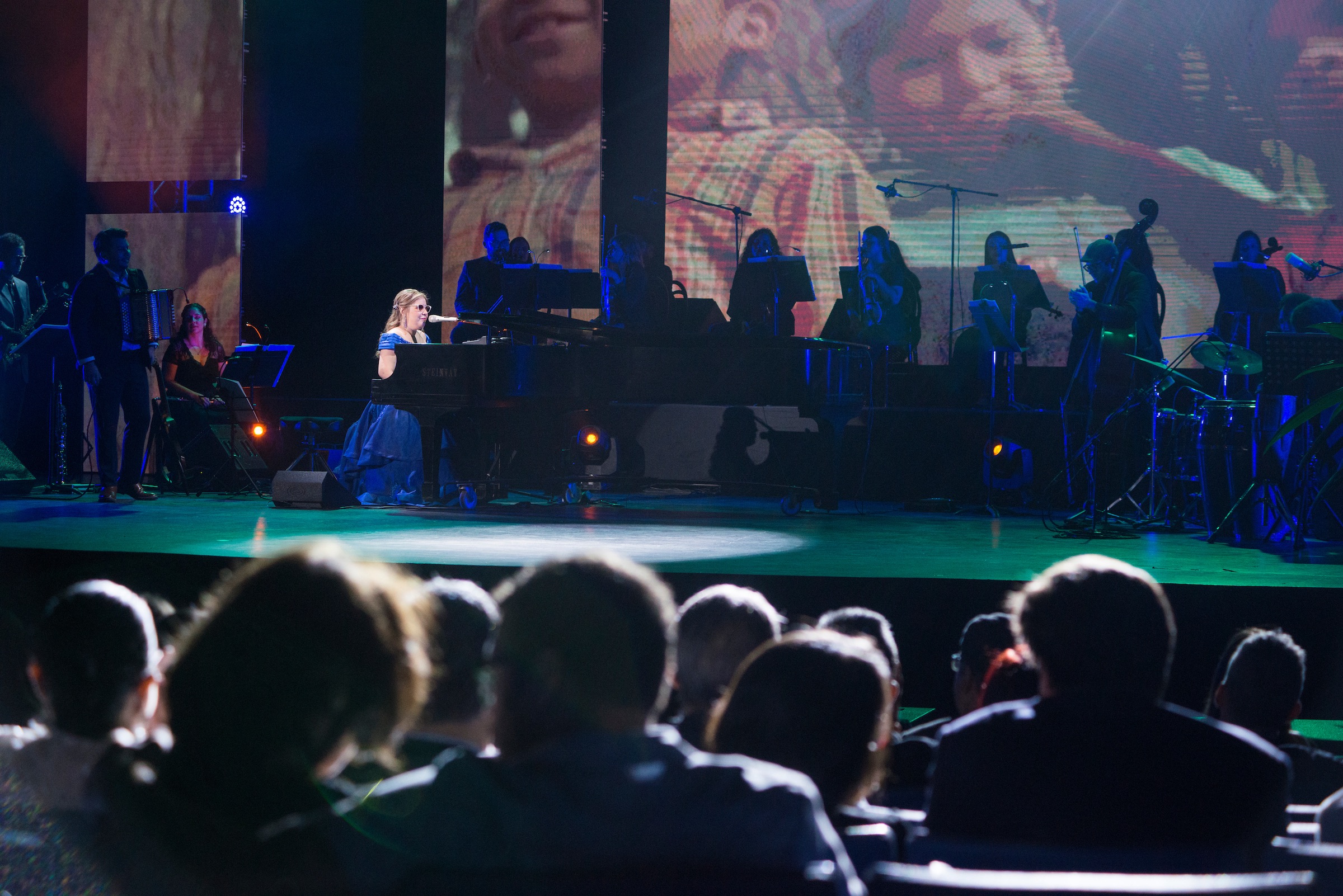 Patricia Vlieg performing on stage at Teatro Anayansi